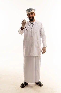 طبيب عماني يمسك سماعة طبية في الاستوديو