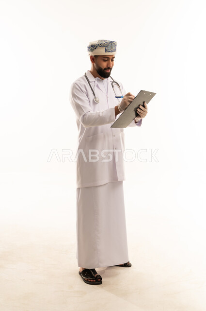 طبيب عماني يكتب على لوحة ملاحظات خلفية بيضاء