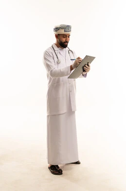 طبيب عماني يكتب على لوحة ملاحظات خلفية بيضاء