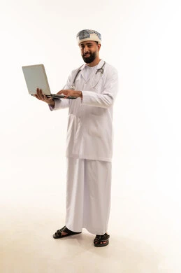طبيب عُماني يحمل جهاز محمول على خلفية بيضاء