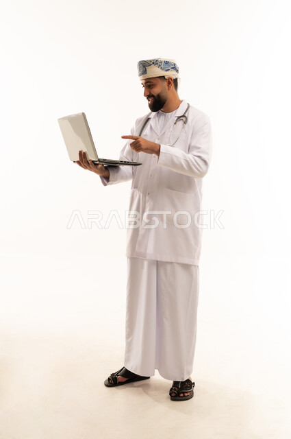طبيب عماني مع حاسوب محمول خلفية بيضاء