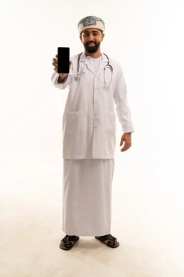 طبيب عماني يحمل هاتف ذكي على خلفية بيضاء