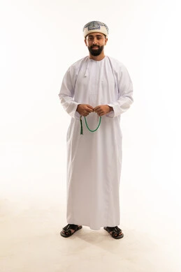 رجل عماني بالزي التقليدي والسبحة خلفية بيضاء رجل عماني بالزي التقليدي والسبحة خلفية بيضاء