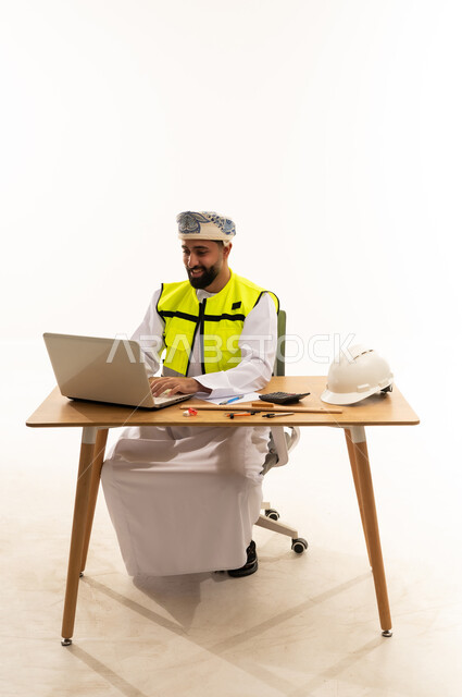 مهندس عماني يعمل على الكمبيوتر المحمول