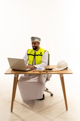 مهندس عماني يعمل على الكمبيوتر المحمول
