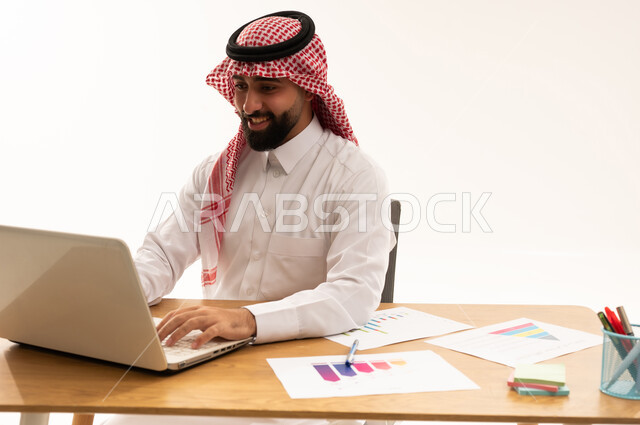 رجل أعمال سعودي يعمل على الكمبيوتر المحمول