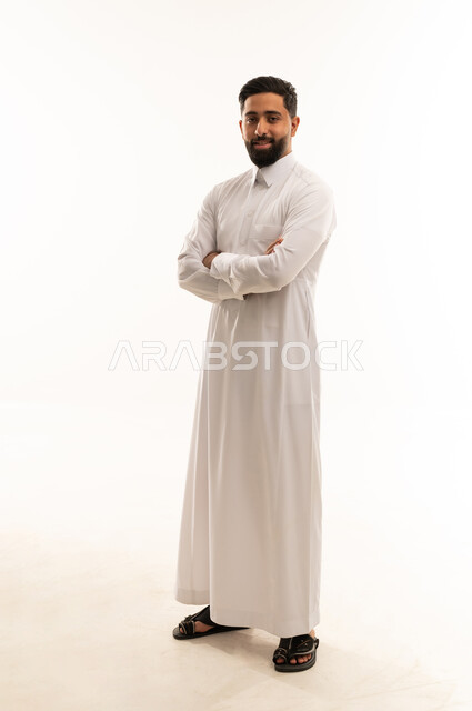 رجل سعودي يرتدي الثوب التقليدي في الاستوديو