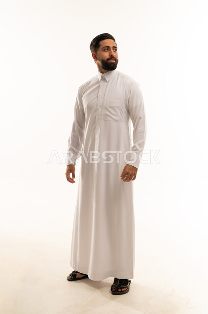 رجل سعودي بالثوب الأبيض في استوديو