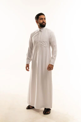 رجل سعودي بالثوب الأبيض في استوديو