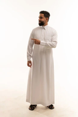 رجل سعودي بالثوب الأبيض يشير على خلفية بيضاء