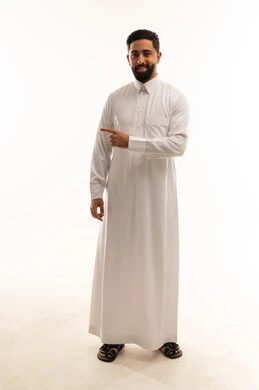 رجل سعودي بالثوب الأبيض يشير على خلفية بيضاء