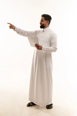 رجل سعودي يشير وبيده ورقة على خلفية بيضاء