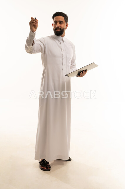 رجل أعمال سعودي بالثوب الأبيض مع جهاز لوحي