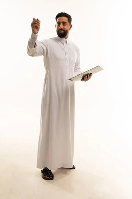 رجل أعمال سعودي بالثوب الأبيض مع جهاز لوحي