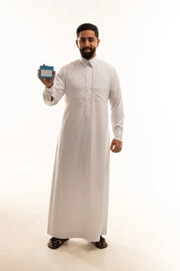 رجل سعودي يحمل بطاقة تعريف زرقاء في الاستوديو