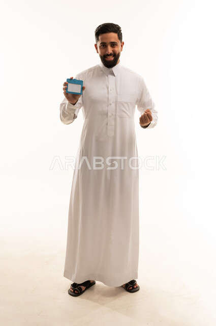 رجل سعودي بالثوب يحمل بطاقة تعريف خلفية بيضاء