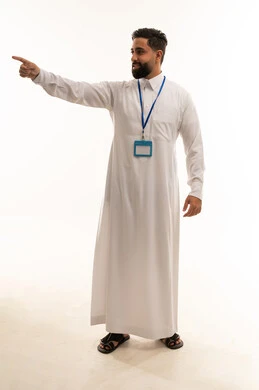 رجل سعودي يرتدي الثوب يشير باتجاه معين أمام خلفية بيضاء