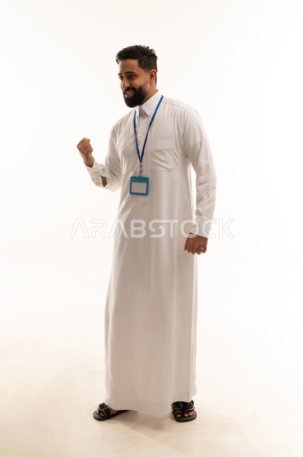 رجل سعودي بالثوب الأبيض يحتفل بخلفية بيضاء