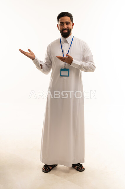 رجل سعودي يشير بيده بالثوب الأبيض مع بطاقة عمل