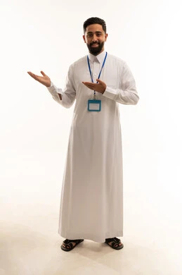 رجل سعودي يشير بيده بالثوب الأبيض مع بطاقة عمل