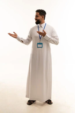 رجل سعودي بالثوب يقدم عرضاً بخلفية بيضاء
