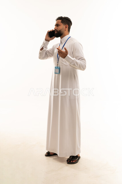 رجل أعمال سعودي يتحدث بالهاتف في الاستوديو