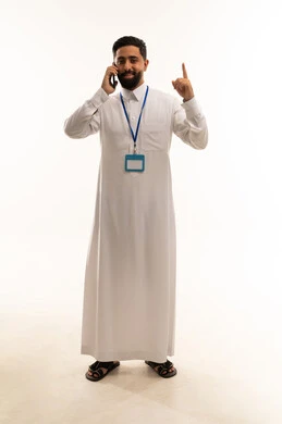 رجل أعمال سعودي بالثوب يتحدث بالهاتف في الاستوديو