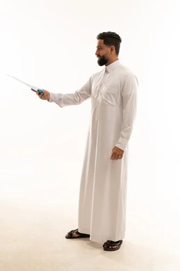 رجل سعودي بالثوب التقليدي يشير بقلم