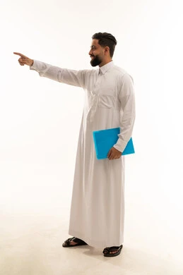 رجل أعمال سعودي يشير بيده مع ملف أزرق