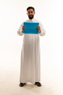 رجل سعودي بالثوب التقليدي يحمل ملف أزرق