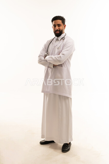 طبيب سعودي بالثوب التقليدي والمعطف الطبي