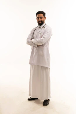 طبيب سعودي بالثوب التقليدي والمعطف الطبي