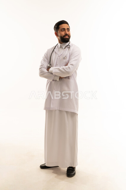 طبيب سعودي يرتدي معطف المختبر في استوديو