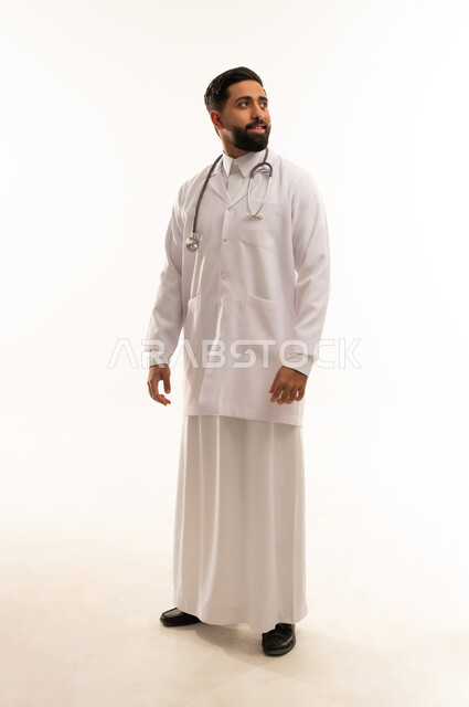 طبيب سعودي بالثوب التقليدي ومعطف المختبر