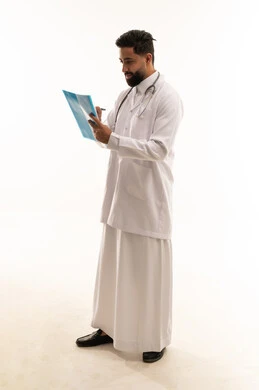 طبيب سعودي يكتب على ملف طبي