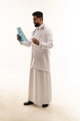 طبيب سعودي يراجع ملف طبي في الاستوديو