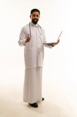 طبيب سعودي يحمل كمبيوتر محمول مع إيماءة الإعجاب