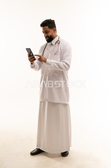 طبيب سعودي يستخدم الهاتف الذكي بخلفية بيضاء
