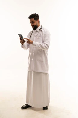 طبيب سعودي يستخدم الهاتف الذكي بخلفية بيضاء