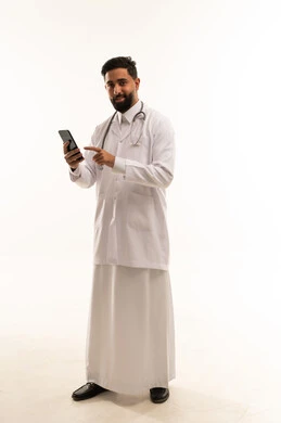 طبيب سعودي يمسك هاتف ذكي على خلفية بيضاء