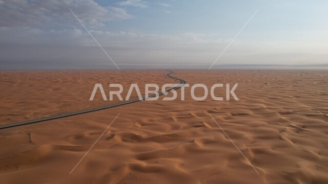 صورة لخط السير السريع وسط الصحراء في الرياض ، طريق صحراوي في المملكة العربية السعودية، طريق اسفلتي سريع ، الطبيعة في السعودية ، جمال الطبيعة الصحراوية بالسعودية ، السياحة في السعودية ، الكثبان الرملية