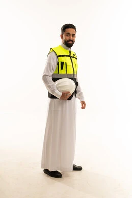 مهندس سعودي بسترة السلامة على خلفية بيضاء