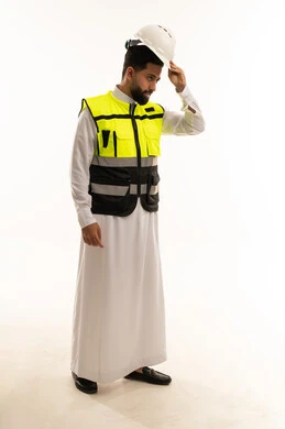 مهندس سعودي بالثوب التقليدي وسترة السلامة