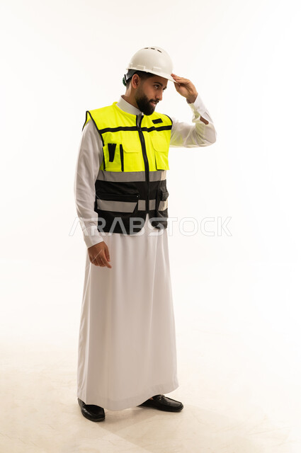مهندس سعودي بالثوب وسترة السلامة في الاستوديو
