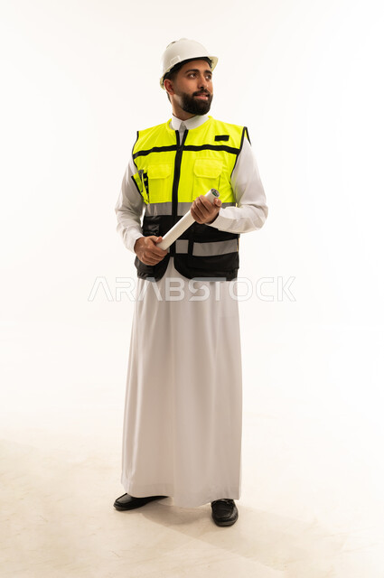 مهندس سعودي بزي السلامة ومخطط هندسي