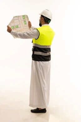 مهندس عربي يحمل مخطط بناء على خلفية بيضاء