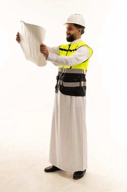 مهندس سعودي يرتدي سترة السلامة ويحمل مخطط بناء