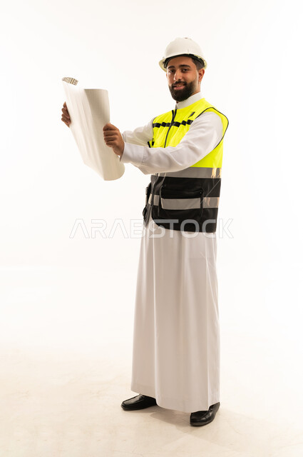 مهندس مدني سعودي يحمل مخطط بناء بخلفية بيضاء