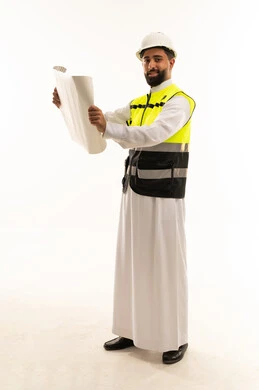 مهندس مدني سعودي يحمل مخطط بناء بخلفية بيضاء