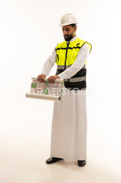 مهندس سعودي مع مخطط هندسي خلفية بيضاء